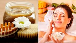 mujer esparciéndose la crema que tiene al lado