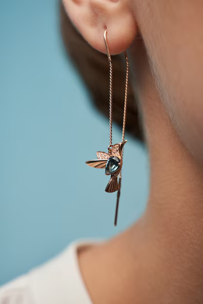 Pendientes Ira, son unos pendientes que cuelgan de la oreja con un pájaro en dorado al final del pendiente.