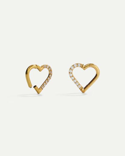 Pendientes en forma de corazón con brillitos.