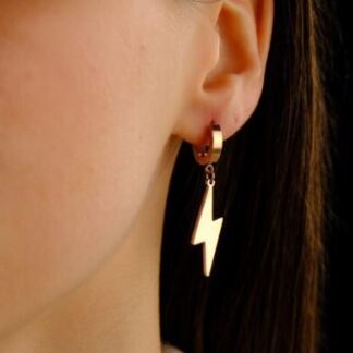 Pendientes dorados en forma de rayo. Los pendientes tienen un pequeño aro del que cuelga un rayo.