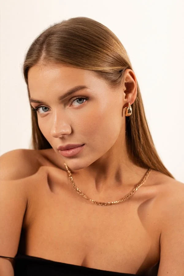 Chica posando con pendientes