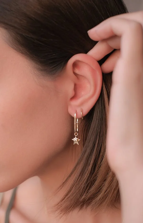 Chica con pendientes dorados