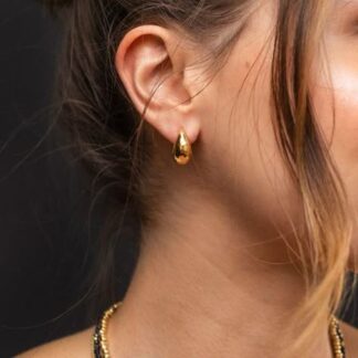Chica posando con los pendientes Gota Dorada
