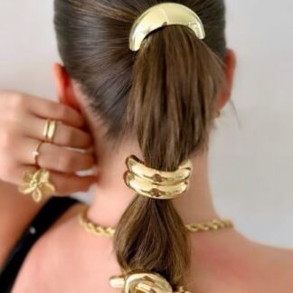 Chica posando con los accesorios "Golden Waves" en el pelo