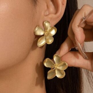 Chica posando con los pendientes Flor Dorada.