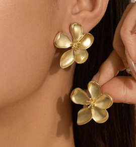 Chica posando con los pendientes Flor Dorada