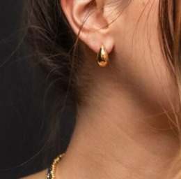 Chica posando con los pendientes Gota Dorada