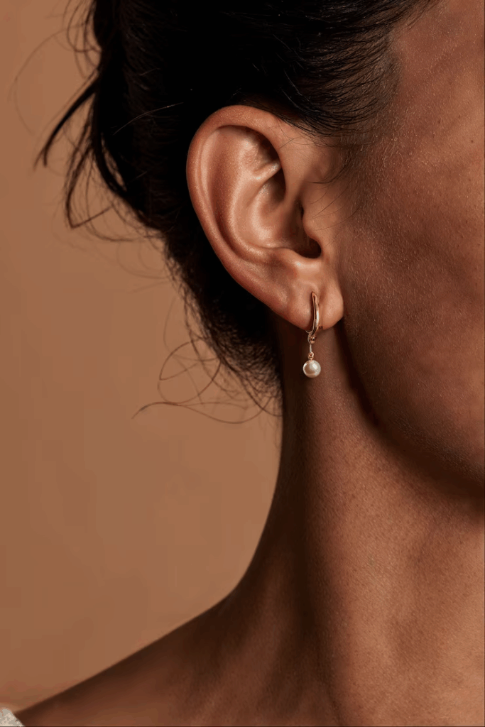 Pendientes pequeños con forma de aro y una perla colgando