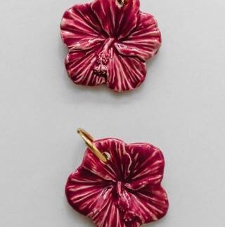 Pendientes Hibiscus Dorado granates con el aro dorado