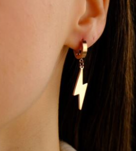 Chica posando con los pendientes Rayo Dorado