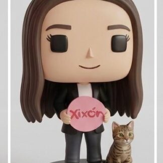 Figura estilo Funko Pop de una mujer con cabello castaño y blazer negro junto a un pequeño gato atigrado. Ambos están sobre una base negra dentro de una caja de coleccionista blanca y rosa que dice "Lucía y Romeo".