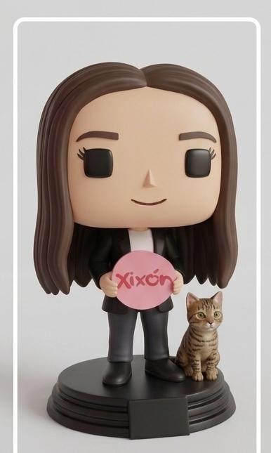 Figura estilo Funko Pop de una mujer con cabello castaño y blazer negro junto a un pequeño gato atigrado. Ambos están sobre una base negra dentro de una caja de coleccionista blanca y rosa que dice "Lucía y Romeo".