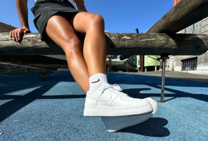 primer plano de unas zapatillas Nike AF1 que lleva puestas una mujer