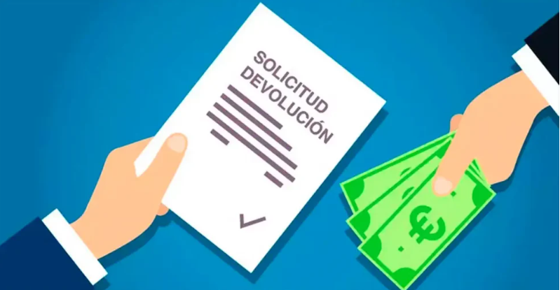Una solicitud de devolución y en una mano un fajo de billetes.