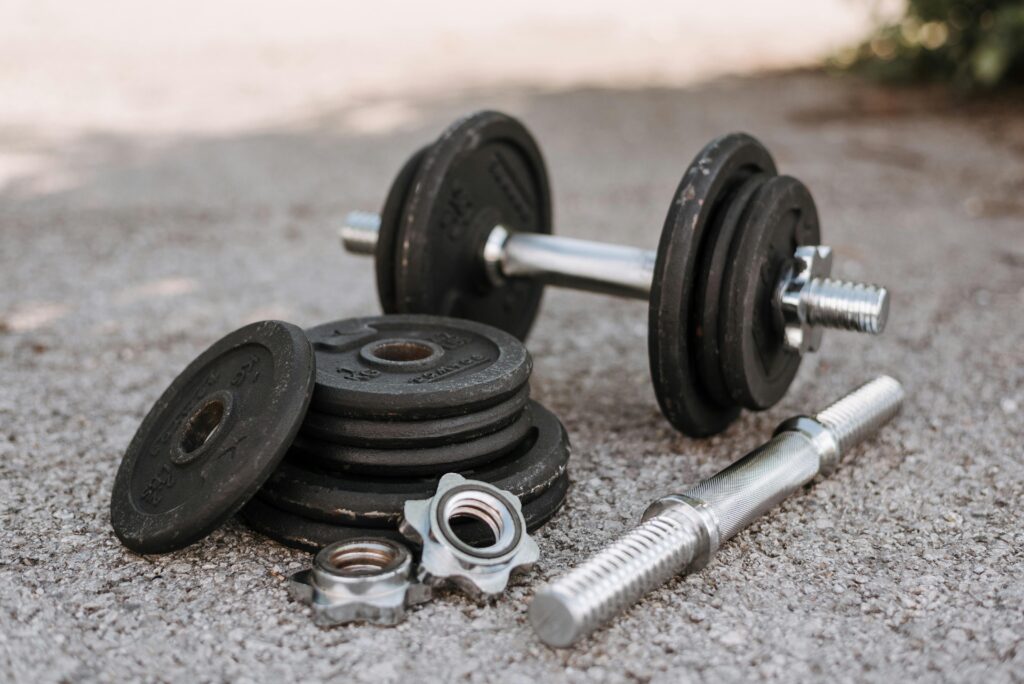Pesas negras y grises de gimnasio.