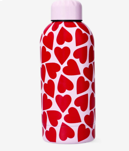 Botella de agua con corazones.