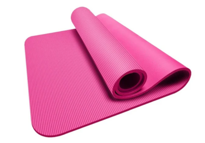 Colchoneta de yoga rosa.