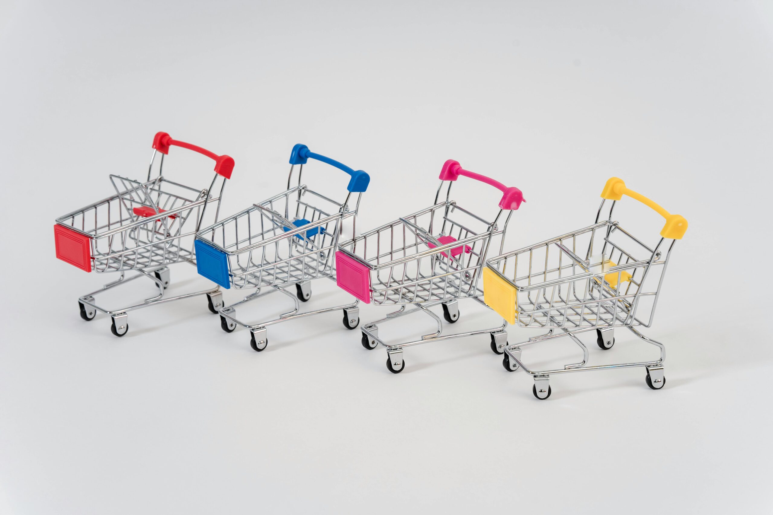 Carritos de compra de diferentes colores.