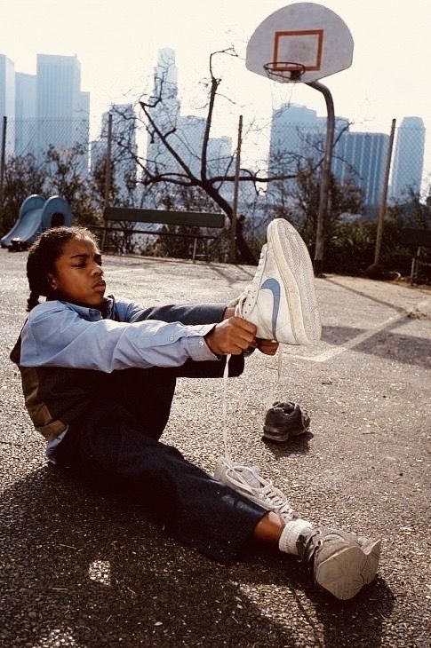 niño con unas air jordan en una cancha de baloncesto