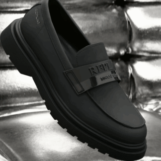 Zapatillas negras, elegantes para uso diario