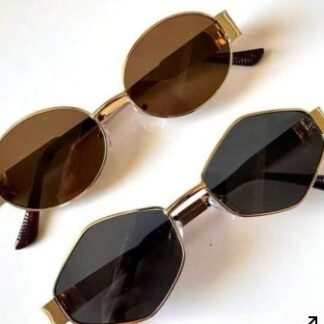 Gafas de sol marrón y negro , encima de una mesa blanca