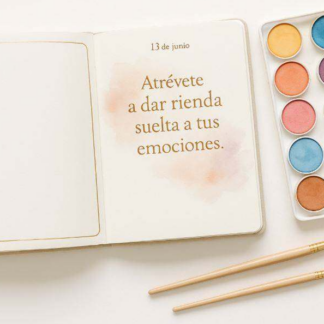 un libro abierto con letras a su derecha y a lado una paleta de colores y sus pinceles