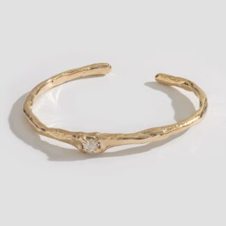 Pulsera color dorado, con imitación de diamante en el centro