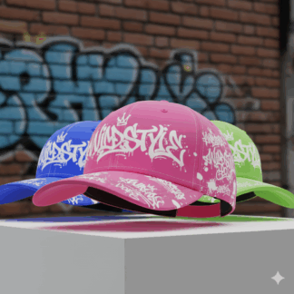 Tres gorras con decoraciones en blanco. De izquierda a derecha, las gorras son azules, rosas y verdes.