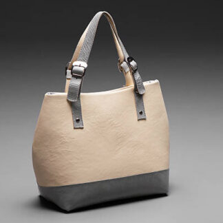 Bolso tote nácar, con los detalles azules de la marca Vaniria