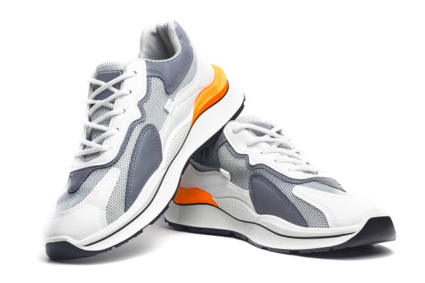 Zapatillas de running de color blanco y gris con detalle naranja, pertenecientes del articulo de la marca sneakerxplora, Como saber escoger zapatillas dependiendo del deporte