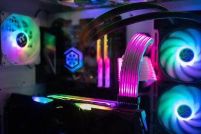 Cables por dentro del PC Gamer AMD Ryzen 5400 de colores azul, rosa, amarillo y verde