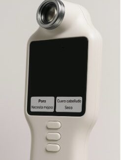 Imagen que muestra el DermaScope Pro, el innovador dispositivo de diagnóstico capilar profesional de Yuki Cosmetics, TecnoGear y Curl & Glow.