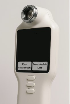 Imagen que muestra el DermaScope Pro, el innovador dispositivo de diagnóstico capilar profesional de Yuki Cosmetics, TecnoGear y Curl & Glow.