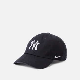 gorra negra con marcas estampadas