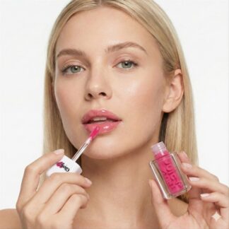 mujer utilizando lip tint juicy rosa