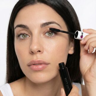 mujer utilizando mascara de pestañas glesy