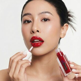 mujer utilizando lip tint gloss rojo