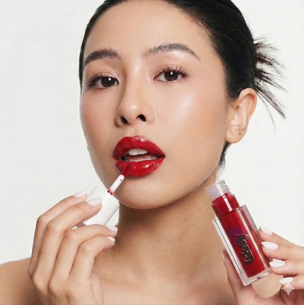 mujer utilizando lip tint gloss rojo
