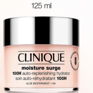 La imagen muestra tres frascos del hidratante facial Clinique Moisture Surge 100H Auto-Replenishing Hydrator en diferentes tamaños: 30 ml, 50 ml y 125 ml. Los envases son de color rosa translúcido con tapas plateadas brillantes y el logotipo de Clinique en negro. Están alineados sobre un fondo claro y elegante que resalta el diseño limpio y moderno del producto.