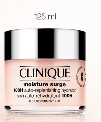 La imagen muestra tres frascos del hidratante facial Clinique Moisture Surge 100H Auto-Replenishing Hydrator en diferentes tamaños: 30 ml, 50 ml y 125 ml. Los envases son de color rosa translúcido con tapas plateadas brillantes y el logotipo de Clinique en negro. Están alineados sobre un fondo claro y elegante que resalta el diseño limpio y moderno del producto.