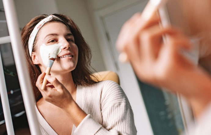 cuidado personal mujer haciendose el skincare