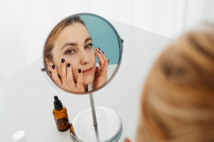 cuidado personal chica poniendose serum