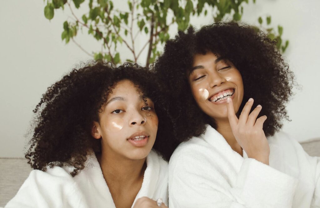 Chicas usasndo productos de skincare de nuestra línea 