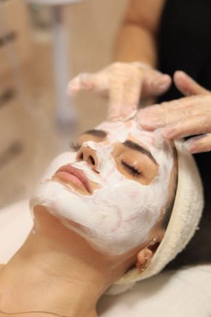 cuidados faciales luxurys con nuestra crema lux